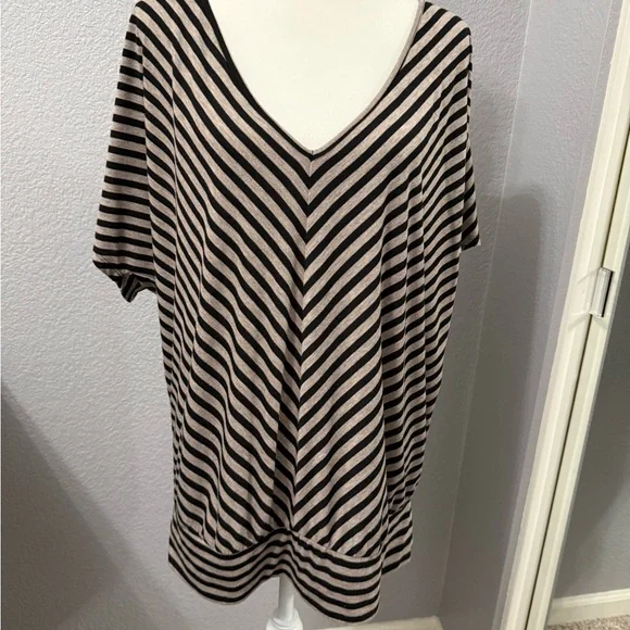 Black and tan Striped V-Neck Top - Picture 3 of 8